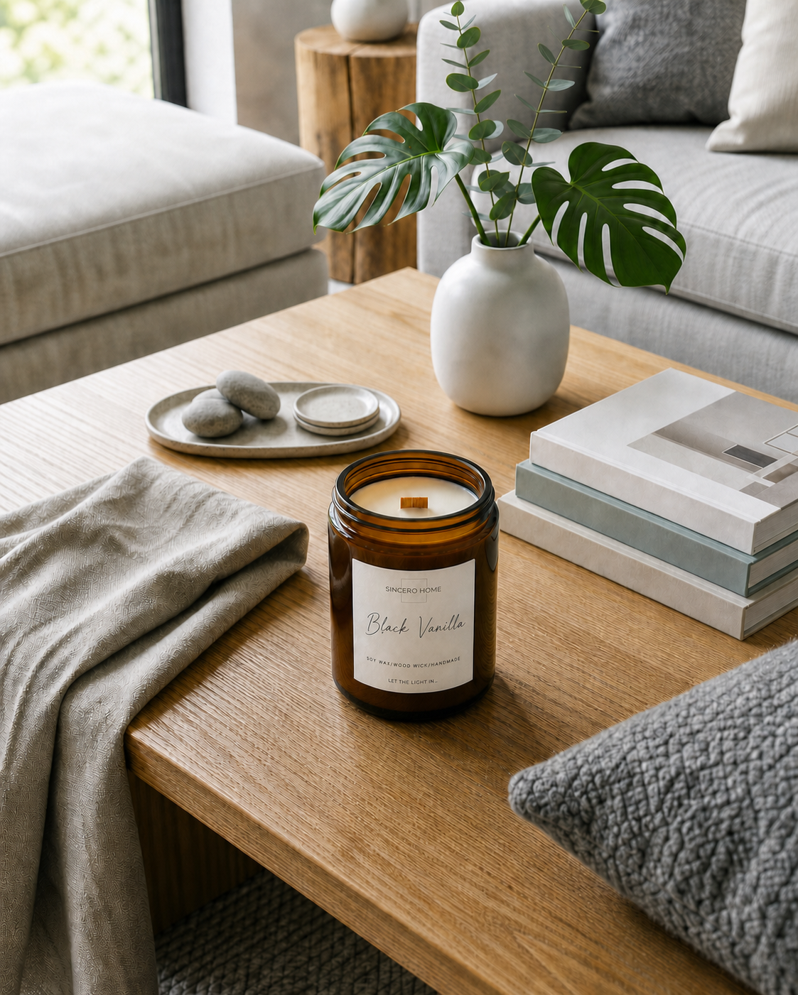 Vela Amber Black Vanilla de Sincero Home en un interior luminoso