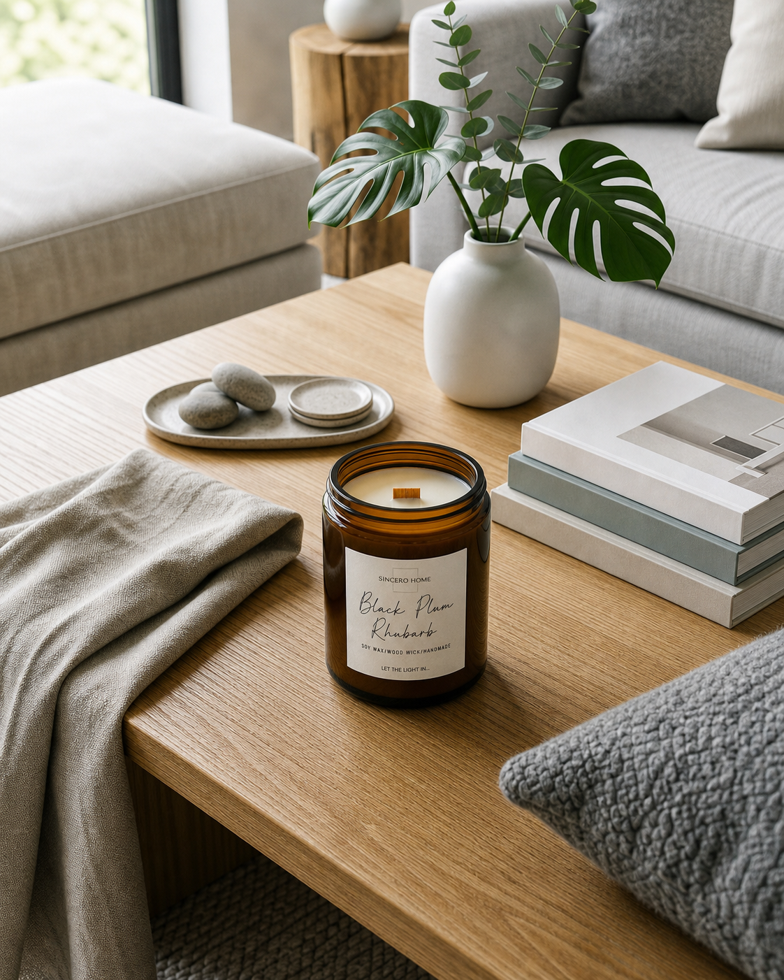 Vela Amber Black Plum & Rhubarb de Sincero Home en un interior luminoso