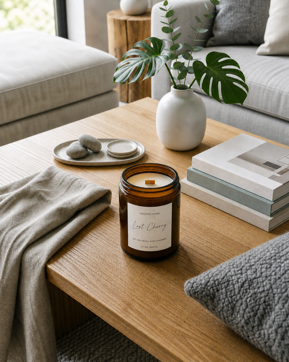 Vela Amber Lost Cherry de Sincero Home en un interior luminoso