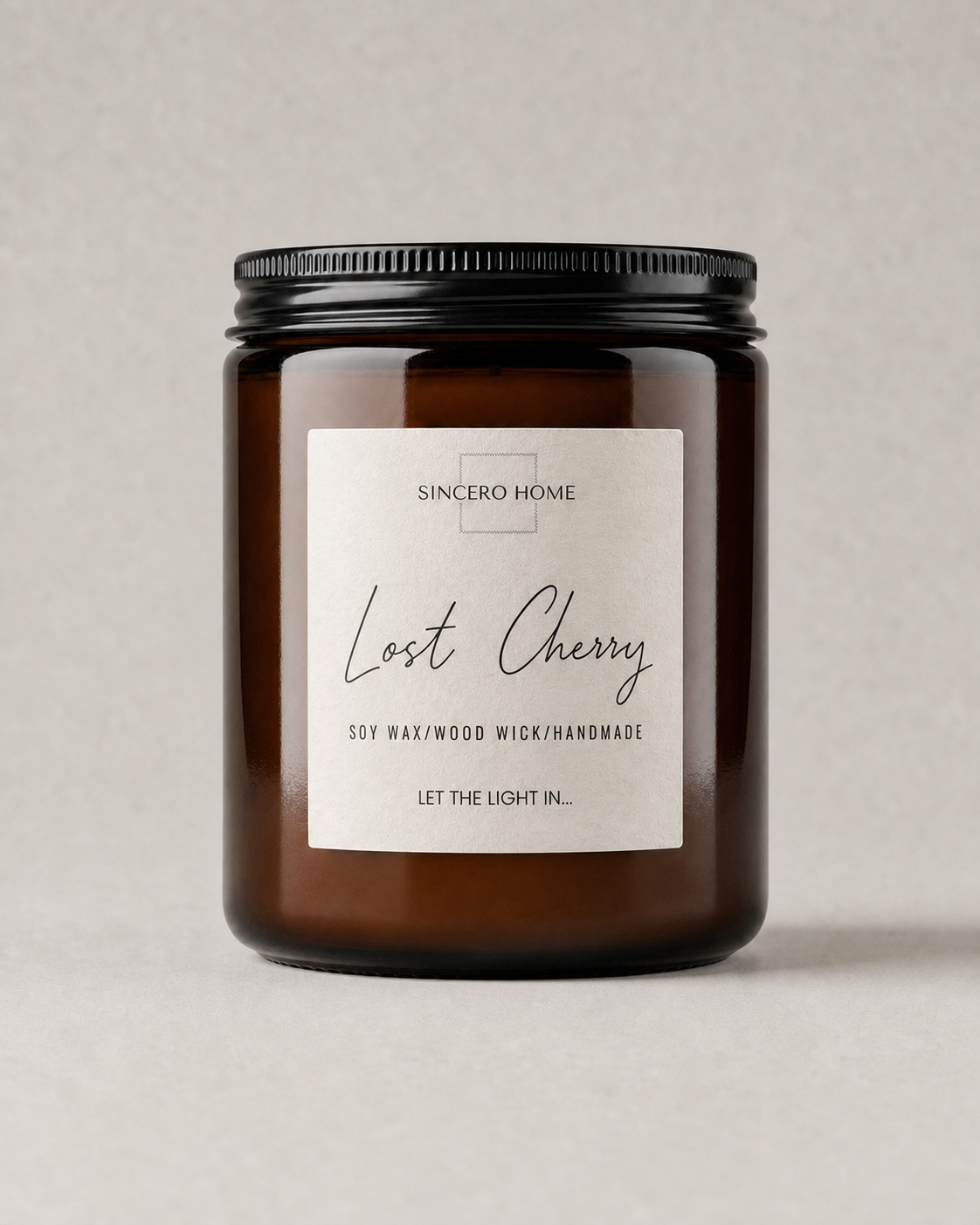 Vela artesanal Amber Lost Cherry de 300 g en tarro ámbar con tapa negra
