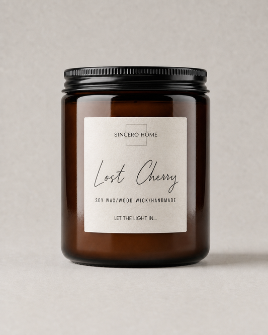 Vela artesanal Amber Lost Cherry de 300 g en tarro ámbar con tapa negra