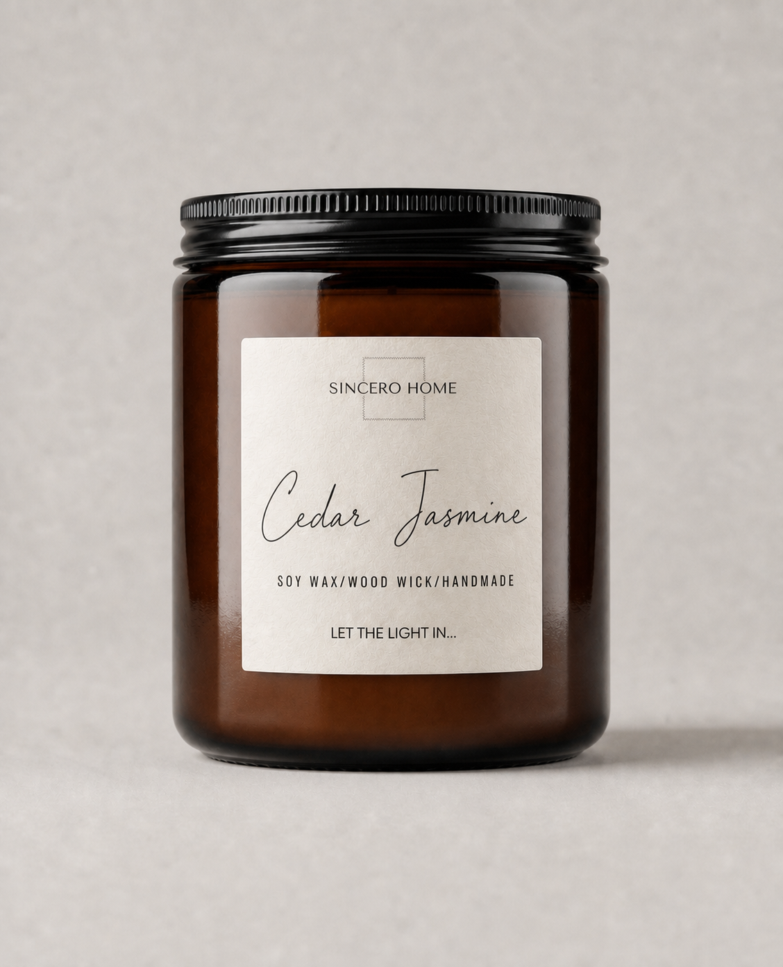Vela artesanal Amber Cedar & Jasmine de 300 g en tarro ámbar con tapa negra