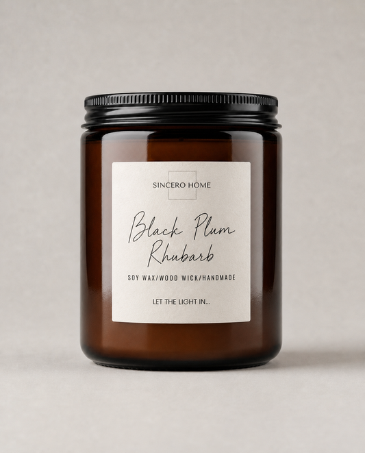 Vela artesanal Amber Black Plum & Rhubarb de 300 g en tarro ámbar con tapa negra