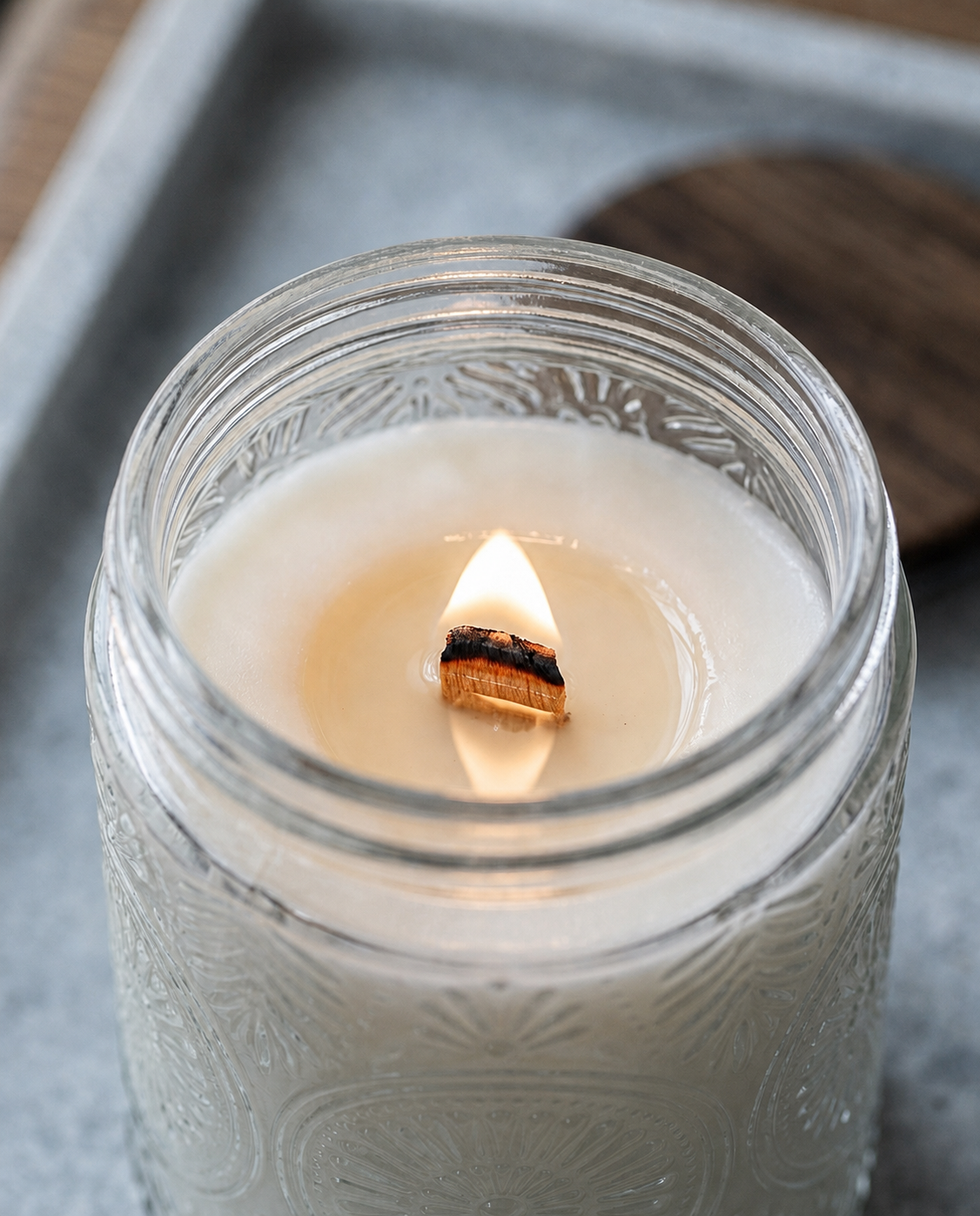 Sincero Home — Vela artesanal XL de soja con mecha de madera — Macro of wooden wick and flame