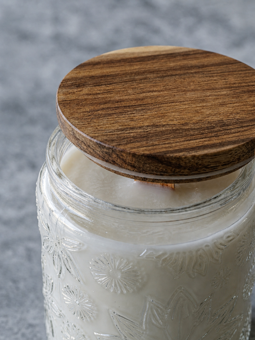 Sincero Home — Vela artesanal XL de soja con mecha de madera — Macro of wooden lid and glass texture