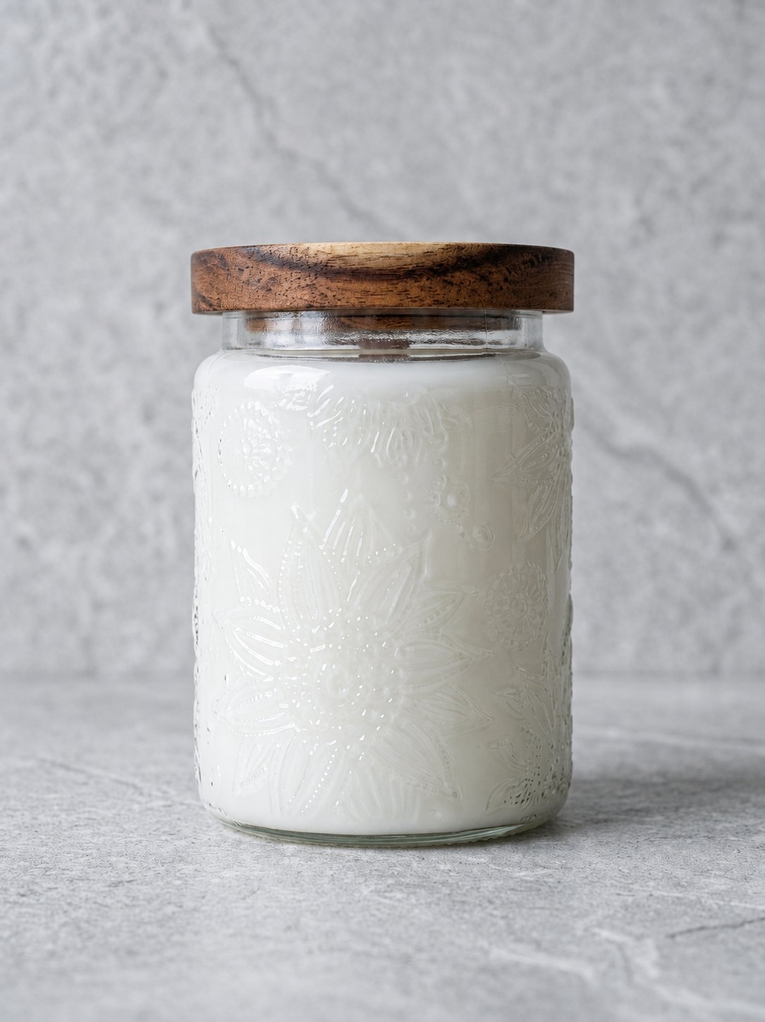 Sincero Home — Vela artesanal XL de soja con mecha de madera — Main clean product photo with closed candle and full jar visible