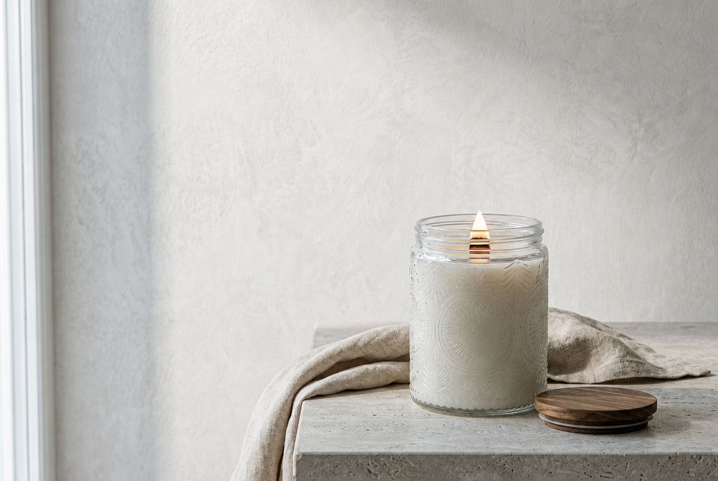 Sincero Home — Vela artesanal XL de soja con mecha de madera — Additional lifestyle photo with lit candle and lid