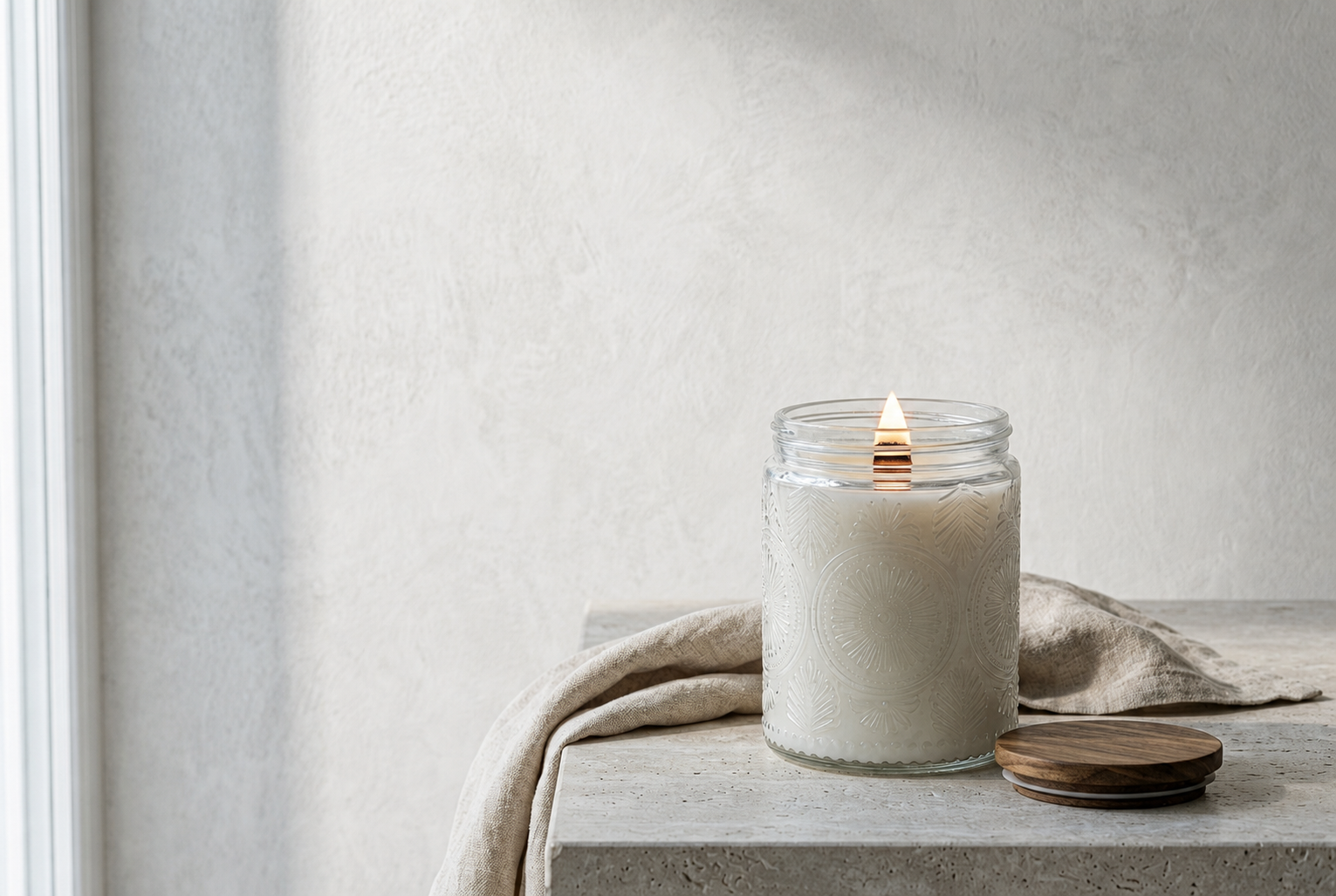 Sincero Home — Vela artesanal XL de soja con mecha de madera — Additional lifestyle photo with lit candle and lid