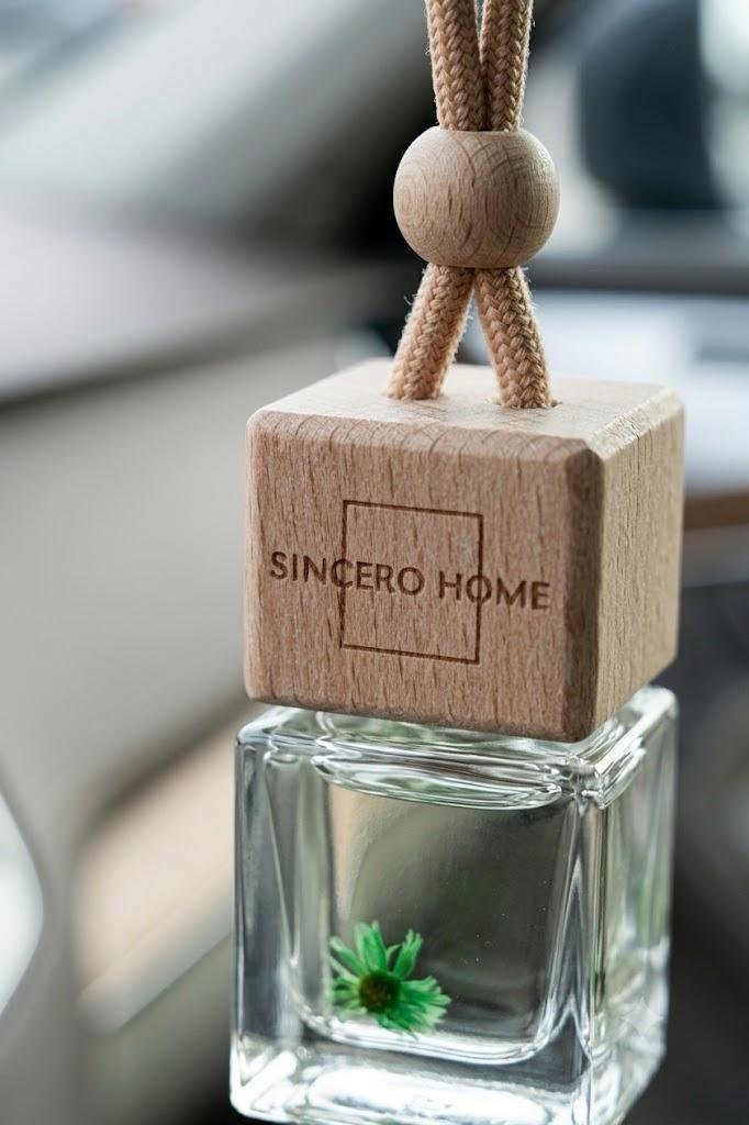 Detalle del frasco y tapón de madera del ambientador para coche
