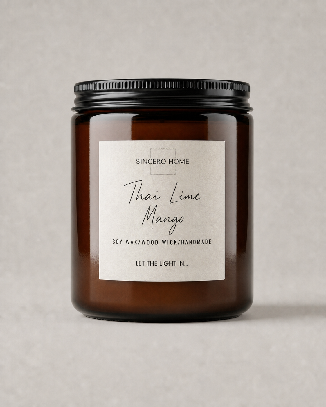 Vela artesanal Amber Thai Lime & Mango de 300 g en tarro ámbar con tapa negra